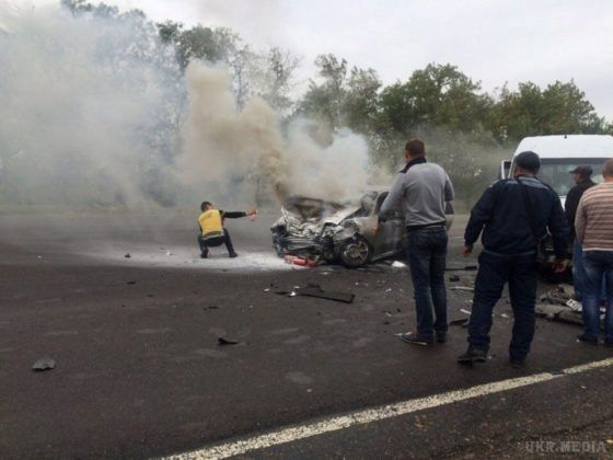 На Одеській трасі сталася смертельна ДТП з футболістами (фото). На 57-му кілометрі траси Одеса - Рені в аварію потрапив автомобіль з футболістами ФК "Миколаївка-Новоросійська".