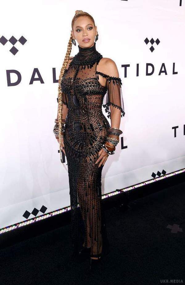 Бейонсе вразила публіку «голою» сукнею (фото). Поп-діва Бейонсе відвідала шоу Tidal в Нью-Йорку в сміливому вбранні.

