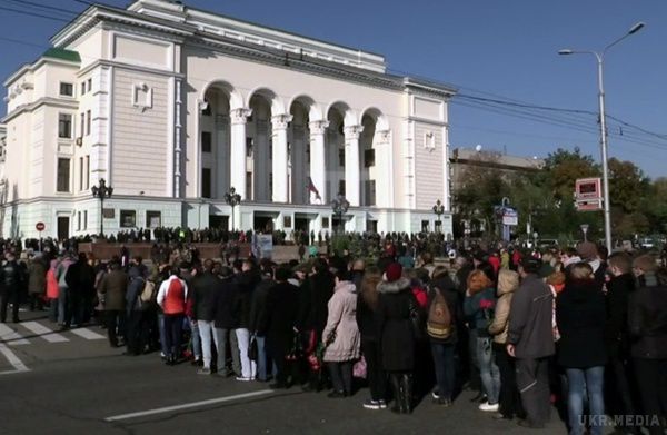 Парасюк: "Не хочу жити в одній країні з тими, хто прийшов на похорон Мотороли". Народний депутат України Володимир Парасюк обурився великій кількості людей, які в Донецьку прийшли попрощатися з Арсеном Павловим, відомим також як Моторола. 