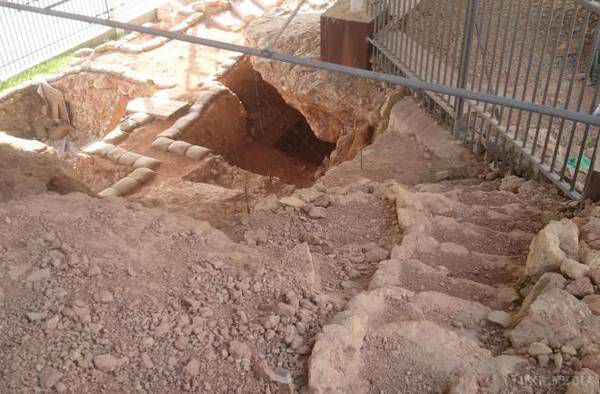 Сенсаційна знахідка в Ізраїлі перепише історію людства. Ізраїльські археологи виявили в печері "Кесем" біля Рош-Айна залишки зубів людини, що жила 400 тисяч років тому.