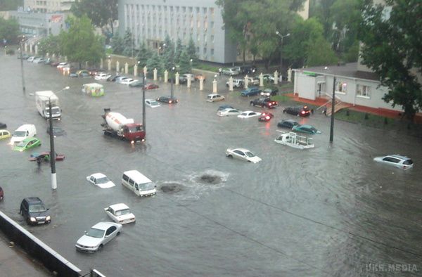 Потоп в Одесі могли влаштувати диверсанти. Одеський мер Геннадій Труханов не виключає, що один з районів міста могло затопити в результаті диверсії.