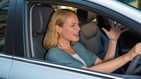 Водії-жінки виявилися зліше водіїв-чоловіків. Жінок найбільше дратують поради з водіння.