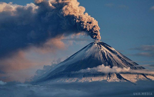 Вулкан на Камчатці викинув у небо шестикілометровий стовп попелу. У Росії на Камчатці вулкан Шивелуч викинув у небо стовп попелу заввишки 6 кілометрів. і йому присвоїли "помаранчевий" рівень небезпеки.