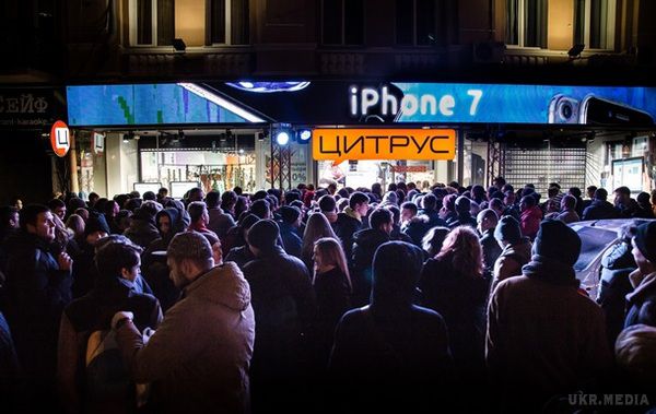 Тисячі українців вночі вишикувалися в чергу за новим iPhone 7 (фото, відео). Старт продажів чергового iPhone завжди викликає величезний інтерес серед фанатів Apple.