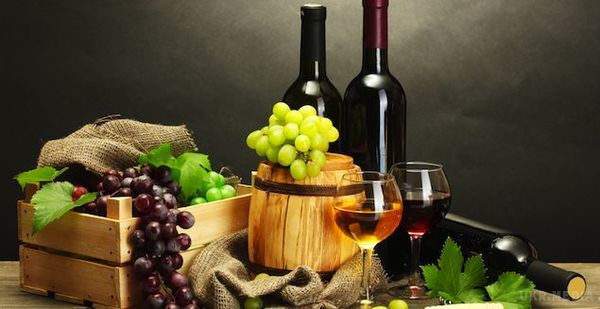 У це важко повірити, але  більшість вин роблять з червоних сортів винограду. Для вин, зроблених з білих сортів, є спеціальну назву - Blanc de Blancs, дослівно біле з білого.