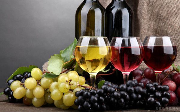 У це важко повірити, але  більшість вин роблять з червоних сортів винограду. Для вин, зроблених з білих сортів, є спеціальну назву - Blanc de Blancs, дослівно біле з білого.