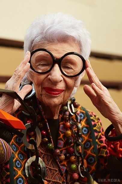 Як модель-пенсіонерка модельні окуляри рекламувала (фото). Італійська компанія Luxottica представила нову рекламну кампанію Class 2016, що просуває оптичні оправи. Участь в ній взяли 94-річна Айріс Апфель, трансгендер Харі Неф, та інші моделі.