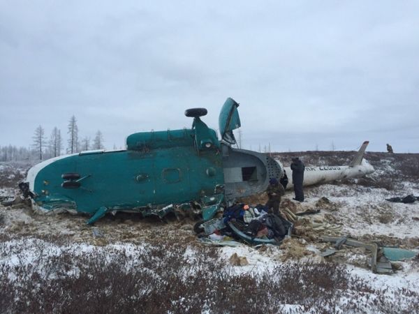 Фото з місця аварії вертольота в Росії. На місці працюють рятувальники.