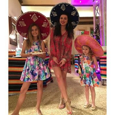  Поп-співачка Анна Седокова з доньками  вирішила піти на шопінг і відвідати салони краси (фото). Моніка і Аліна живуть в Лос-Анджелесі.