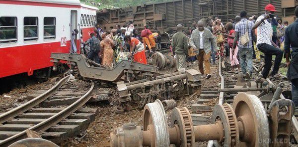 У Камеруні 70 осіб загинули в результаті сходження з рейок перевантаженого пасажирського поїзда. 300 осіб отримали поранення.