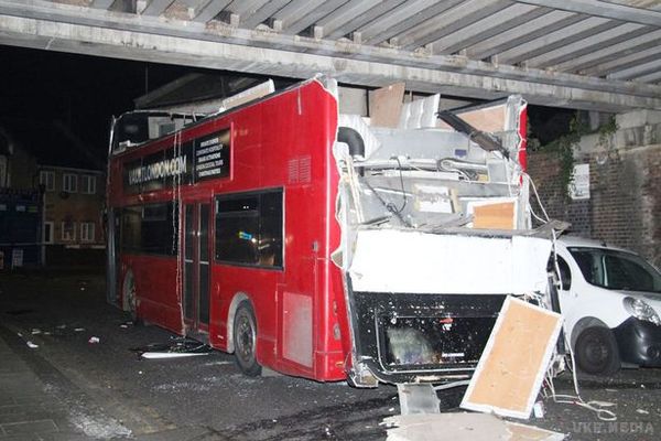 Двоповерховий автобус "не проліз" під міст в Лондоні. В результаті - 26 постраждалих.
