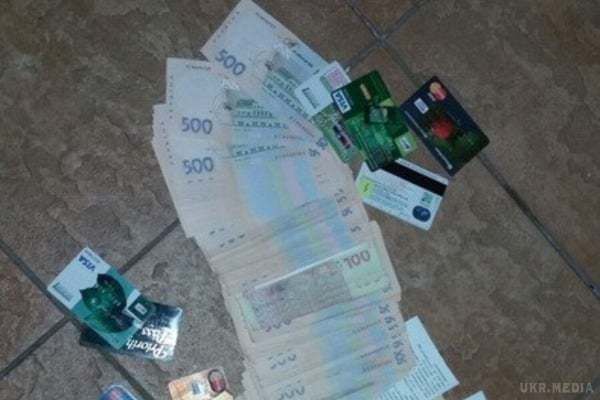 СБУ викрила схему за зняття грошей з карток жителів "ЛНР". У Києві працював спільник.