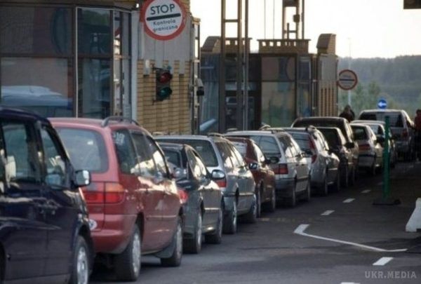 У чергах на кордоні з Польщею стоять понад 300 авто. Найдовші черги зафіксовані на пунктах пропуску "Рава-Руська" та "Угринів".