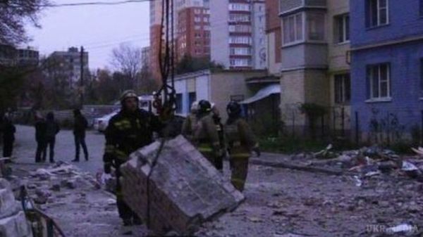 Рязань: потужний вибух, є загиблі та поранені (відео). У одному з житлових будинків російського міста Рязань о 4:36 ранку стався вибух побутового газу, внаслідок чого загинули три людини, 15 &ndash; отримали поранення.