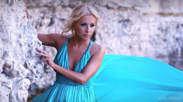 Тоня Матвієнко у сукні на мільйон (фото). Співачка випробувала себе у ролі моделі.