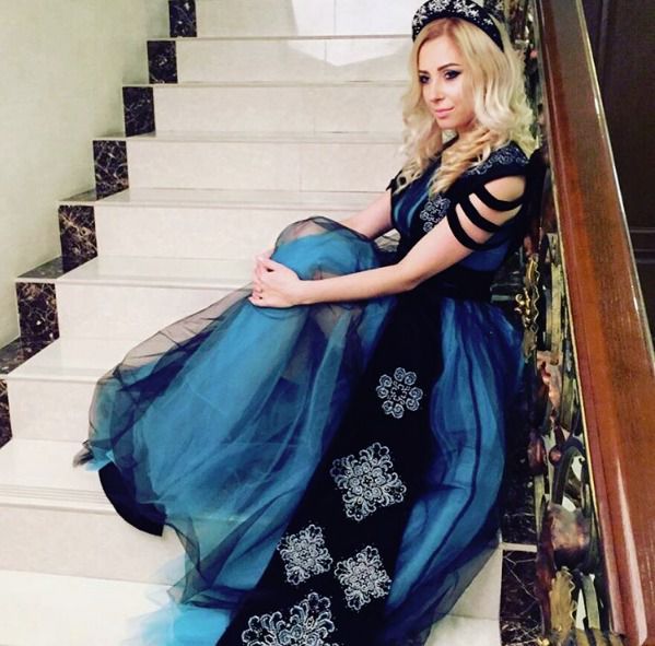 Тоня Матвієнко у сукні на мільйон (фото). Співачка випробувала себе у ролі моделі.