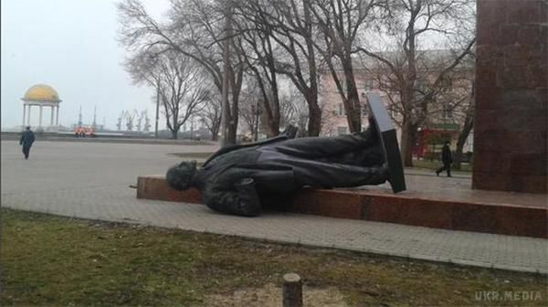 Останній пам'ятник вождю світового пролетаріату в українських містах знесли у Новгород-Сіверському. 24 жовтня в Україні знесли останній пам'ятник Леніну , який перебував у місті. 