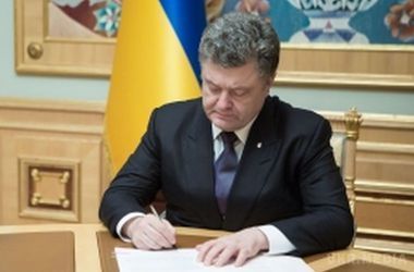 Порошенко підписав закон, що спрощує діяльність карикатуристів і пародистів. Президент України Петро Порошенко підписав закон , який дозволяє використання без згоди автора оприлюднені літературні, художні, музичні та інші твори для створення на їх основі пародій, попурі або карикатур.