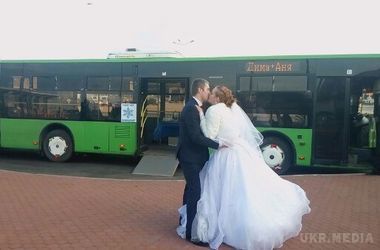 У Харкові відгуляли весілля в тролейбусі. Незвичайне весілля зіграли в Харкові.