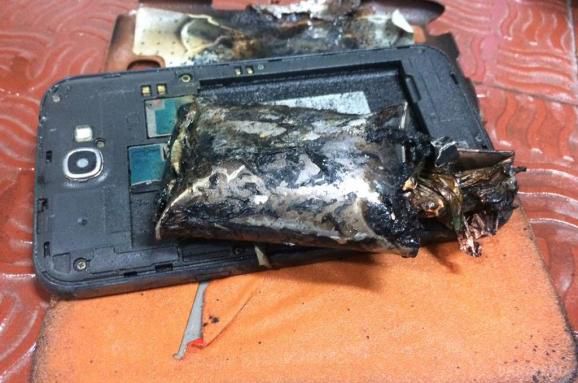 Стало відомо, чому вибухають смартфони (відео). Прозора батарейка допомогла вченим зрозуміти, що і як змушувало телефони Samsung вибухати.
