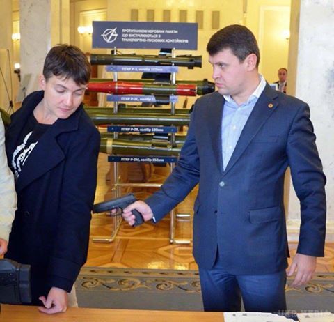 Нардеп приставив до Савченко пістолет. Фото Івченко опублікував на своїй сторінці в Facebook.