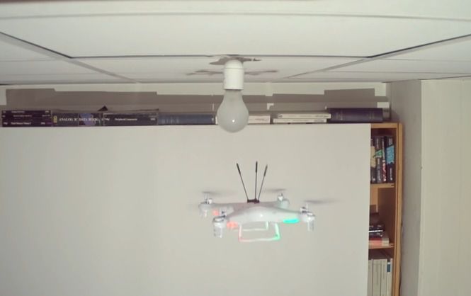 Питання дня: Скільки потрібно дронів, щоб вкрутити лампочку - відео. Не з першої спроби, але вийшло.