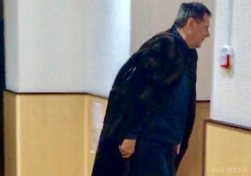 Суддя в "норковій мантії" заявив, що вона коштує 300 гривень (відео). Суддя з Чугуєва Олександр Ковригін, який ходить на роботу в мантії з хутра, розповів деталі свого незвичайного гардеробу.