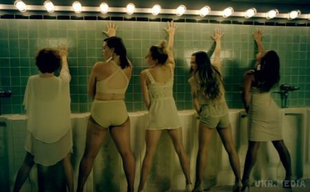 "Вагіна більша за Трампа": Скандальний гурт "Pussy Riot" відповів американському політику відеокліпом. "Pussy Riot" зняли кліп на пісню «Straight Outta Vagina».
