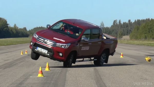 Toyota Hilux провалив «лосиний тест». Модель програла тест всім конкурентам.