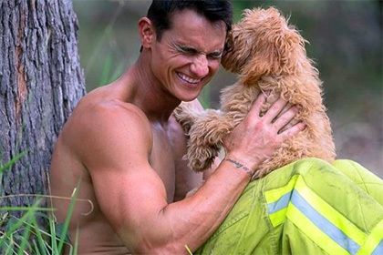 В Австралії випустили календар з напів оголеними пожежними і цуценятами. В Австралії з'явився календар, в зйомках якого взяли участь пожежники і щенята з місцевого притулку для тварин. 