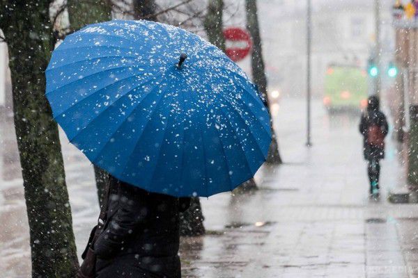 У найближчі дні Україну накриють дощі і мокрий сніг - погода погіршиться. Майже на всій території країни випадуть сильні опади і знизитися температура повітря.