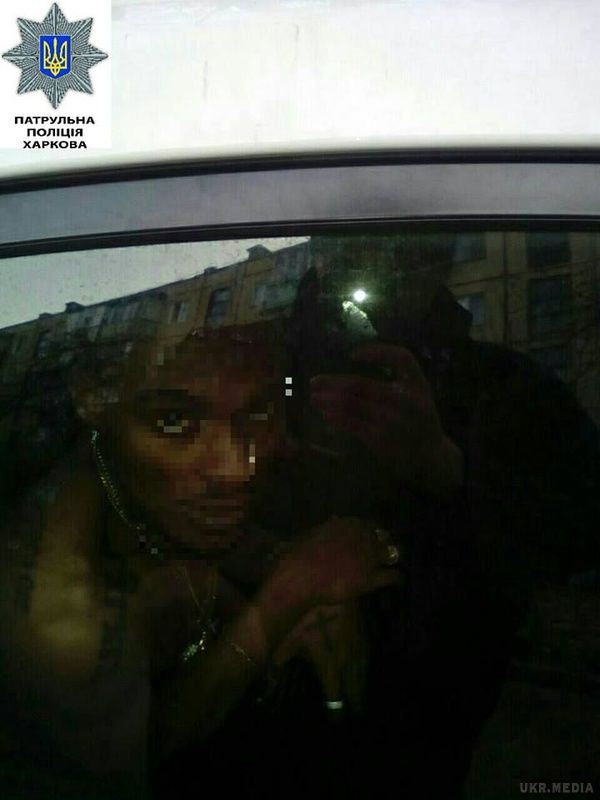 У Харкові голий нігерієць кидався під машини (фото). У Харкові стався незвичайний інцидент.