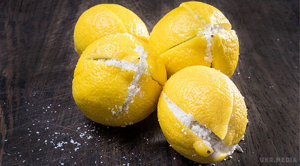 Вона розрізала лимон і засипала його сіллю. Коли я побачила результат — то зробила те ж саме!. Лимон — це фрукт, який ми всі знаємо і використовуємо на кухні. Лимон часто використовується для ароматизації салатів, для додання смаку і як приправа до різних страв. Ну, і звичайно, в солодощах. Ми використовуємо не тільки сік, але і шкурки.