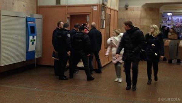 У київському метро підстрелили поліцейського. Згідно з інформацією, правоохоронці затримали чоловіка і зайшли з ним в спеціальне приміщення метрополітену. Згодом звідти пролунали звуки боротьби і постріл.