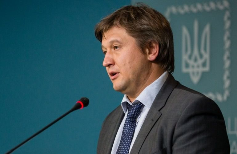 Данилюк пояснив, за рахунок чого в Україні підвищать зарплати. Міністр фінансів України Олександр Данилюк розповів, що мінімальну заробітну плату підвищать за рахунок детінізації бізнесу.