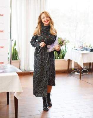 Тіна Кароль порадувала стильним осіннім чином. Співачка носить спідницю за 2,5 тисячі гривень з ботильйони від Louis Vuitton.