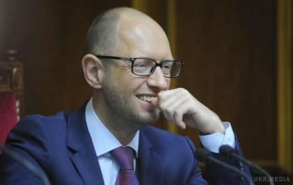 У Яценюка пояснили, чому він не подав декларацію. Арсеній Яценюк, а також міністри Уряду Арсенія Яценюка та їхні заступники, звільнені до 1 вересня 2016 року, мають подати електронні декларації до 1 квітня 2017 року.