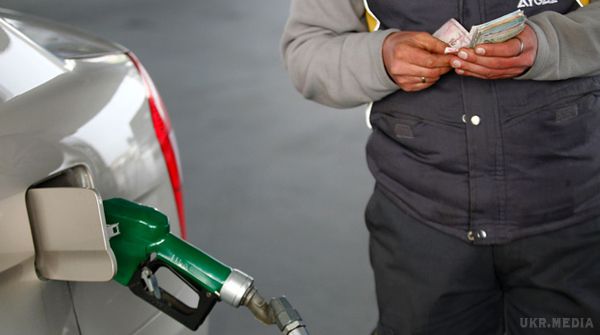 Опублікувано рейтинг середньої ціни бензину з октановим числом 95 у понад 60 країнах. Лідером за дешевизною пального є Венесуела -- країна з найбільшими у світі запасами нафти: там літр пального коштує 1 цент,