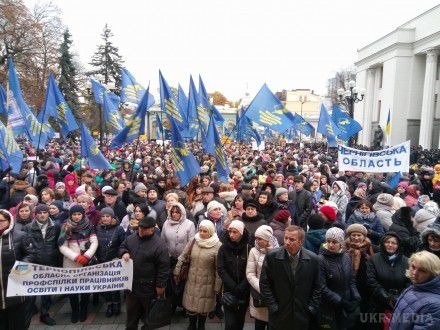 Тисячі протестувальників перекрили вулицю Грушевського. Активісти, які рушили колоною до Кабміну, перекрили рух транспорту вулицею Грушевського, передає УНН