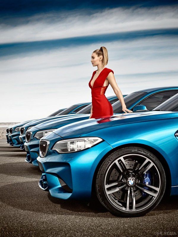 Леді в червоному міні. Головна модель епохи Instagram знялася в сексуальній рекламі BMW (фото). Обличчям нового купе від BMW стала Джіджі Хадід.