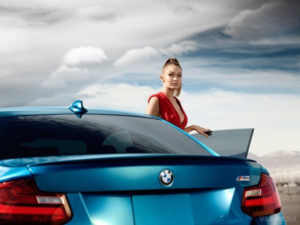 Леді в червоному міні. Головна модель епохи Instagram знялася в сексуальній рекламі BMW (фото). Обличчям нового купе від BMW стала Джіджі Хадід.