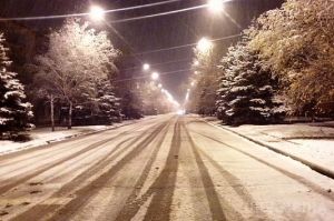 Потужний снігопад у Краматорську та снігові замети до 5 сантиметрів. Снігопад у звільненому Краматорську не припинявся всю ніч. Снігу намело стільки, що перехожі спочатку потопали у величезних пишних і білих заметах.