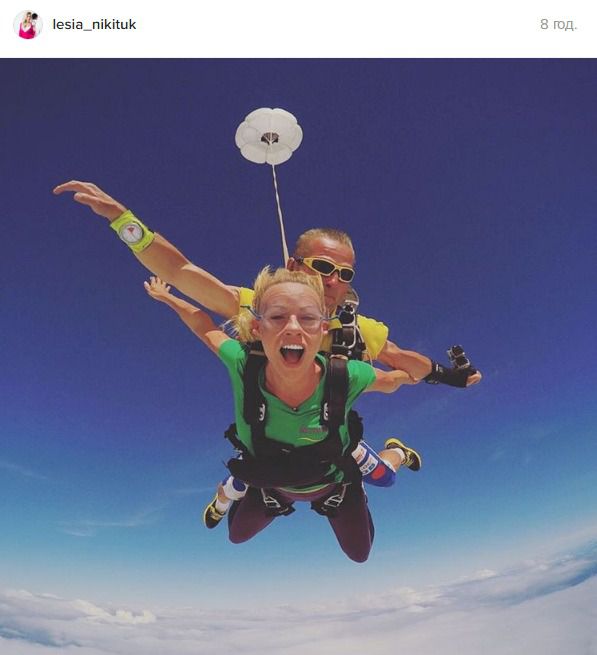 Відома телеведуча стрибнула з парашутом (фото). Ведуча популярного шоу про подорожі опублікувала на своїй сторінці фото стрибка з парашутом.