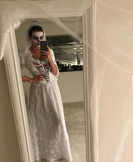 Анна Седокова блиснула пишним бюстом в «страшному» платті. Співачка надихнулася святом і вирішила продемонструвати свій костюм у всій красі, 