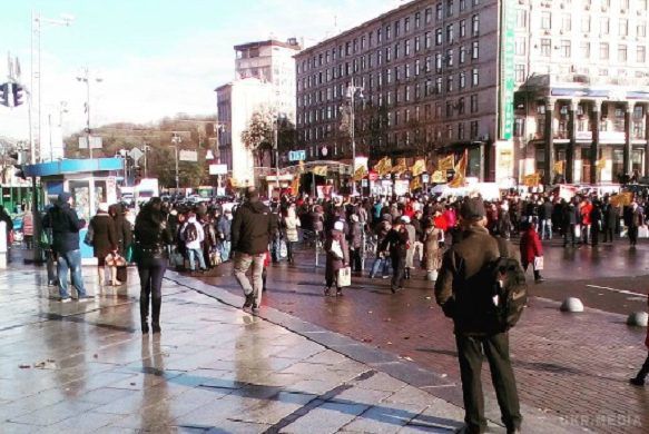 У центрі Києва спалахнули сутички між поліцією і мітингувальниками. Вкладники збанкрутілого банку Михайлівський перекрили Хрещатик і кинули димову шашку у кордон правоохоронців