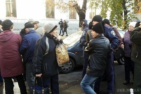У центрі Києва спалахнули сутички між поліцією і мітингувальниками. Вкладники збанкрутілого банку Михайлівський перекрили Хрещатик і кинули димову шашку у кордон правоохоронців