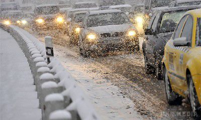 Сніг спровокував 9-бальні пробки в Москві. Внаслідок сильного снігопаду на дорогах Москви утворилися пробки до дев'яти балів. Відзначається, останній раз затори такого масштабу спостерігалися у вересні.