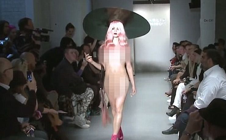 Тиждень моди в Лондоні шокували на подіумі абсолютно голі моделі (фото). Дизайнер не захотів відволікати уваги від модних аксесуарів і перук на моделях, тому на подіум їх випустив абсолютно голими — в черевиках і з сумками. 