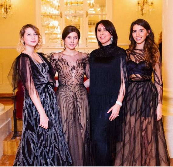 Дорослі дочки Меладзе вийшли у світ в прозорих нарядах (фото). В Москві пройшов бал дебютанток.