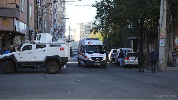 Новий вибух сколихнув Туреччину: є численні жертви. В результаті вибуху біля будівлі управління безпеки в місті Діярбакир загинули вісім осіб і понад сотню осіб поранено